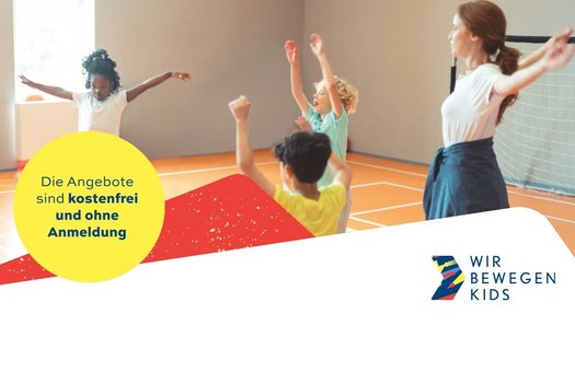 Foto von einer erwachsenen Person und drei Kindern, die in einem Turnraum ihre Arme bewegen
